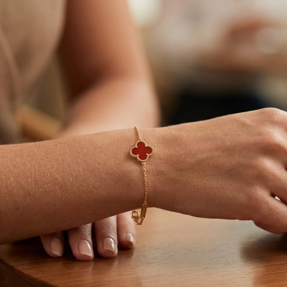 PULSERA ONE TRÉBOL GOLD RED