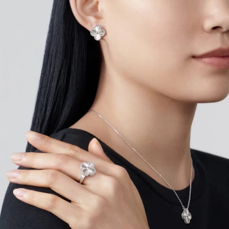 ARETES TREBOL SILVER